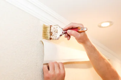 Pose de papier peint à Courtils — revêtements muraux et toiles de verre